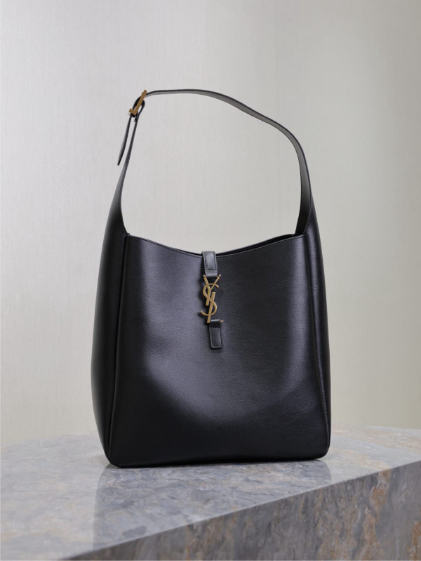 Le 5 À 7 Large YSL Shoulder Bag in Grain Leather - black