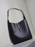 Le 5 À 7 Large YSL Shoulder Bag in Grain Leather - black