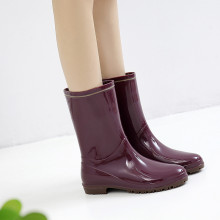 Японы загварын борооны гутал, эмэгтэйчүүдийн дунд хоолойн борооны гутал, загварын загварын усны гутал, болор ус нэвтэрдэггүй ажлын резинэн гутал, гулсалтын бус усны гутал өмссөн