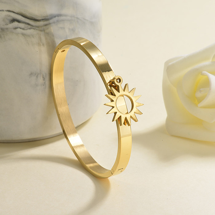 Bracelete maciço de aço inoxidável dourado com pendente solar