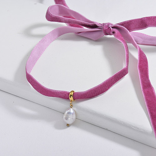 Elegante collar de gargantilla de franela púrpura con colgante de perlas de agua dulce natural