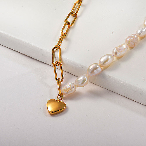 Collier de perles d'eau douce avec pendentif coeur doré et chaîne ovale