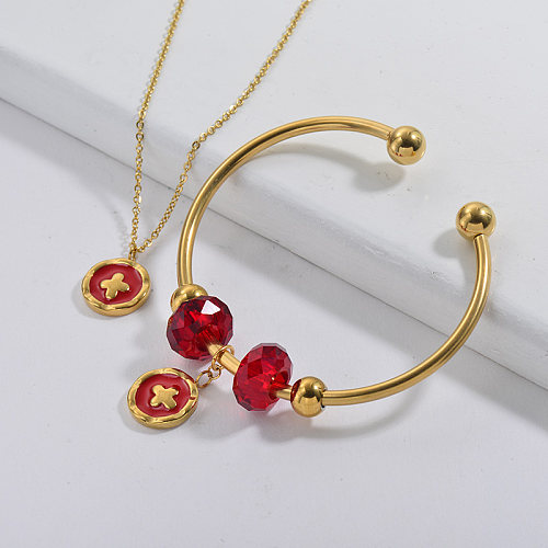 Conjunto de joyas de brazalete de collar con dije cruzado chapado en oro de marca famosa de acero inoxidable
