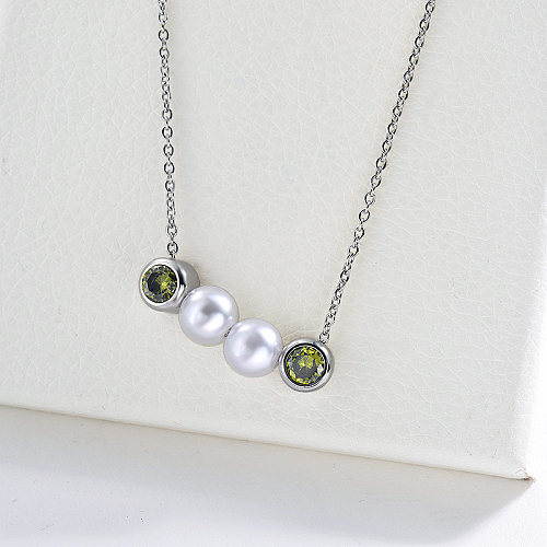 Collar de mujer de plata con dije de circonita verde oliva y perlas para el verano