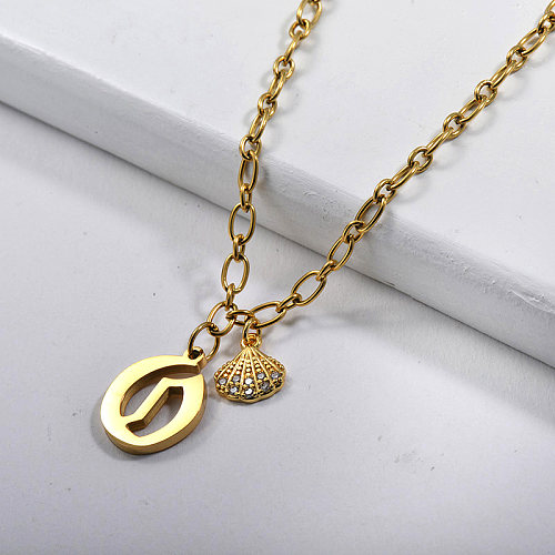 Personalice la letra O de oro con el collar del encanto de la concha para las mujeres