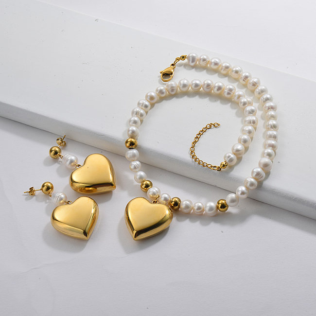 Ensemble de boucles d'oreilles de collier de coeur de perle d'eau douce en acier inoxydable plaqué or en gros