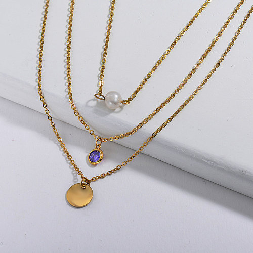 Zierlicher goldener runder Charme mit mehrschichtiger Halskette aus lila Zirkon und Perle