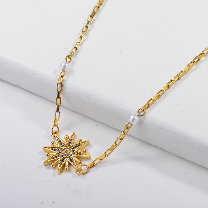 Colgante de estrella de colores de cobre con collar de cadena de eslabones cuadrados de perlas