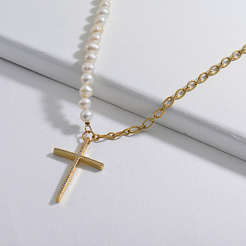 Collar de cadena de eslabones con cuentas de perlas de agua dulce con colgante de cobre con cruz llamativa