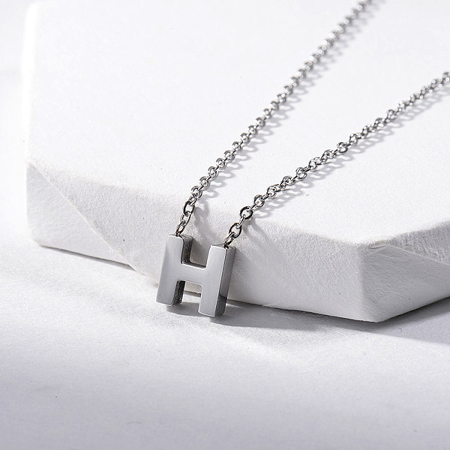 Collar de plata con inicial alfabeto H simple para novia