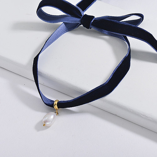 Collar de gargantilla de franela azul con colgante de perlas de agua dulce natural ajustable