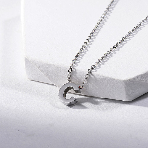 Collar de plata simple con dije de letra C para mujer