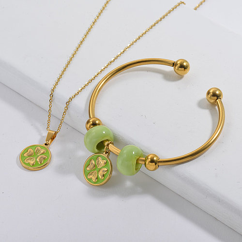 Conjunto de joyas de brazalete de collar con dije de flor chapado en oro de marca famosa de acero inoxidable