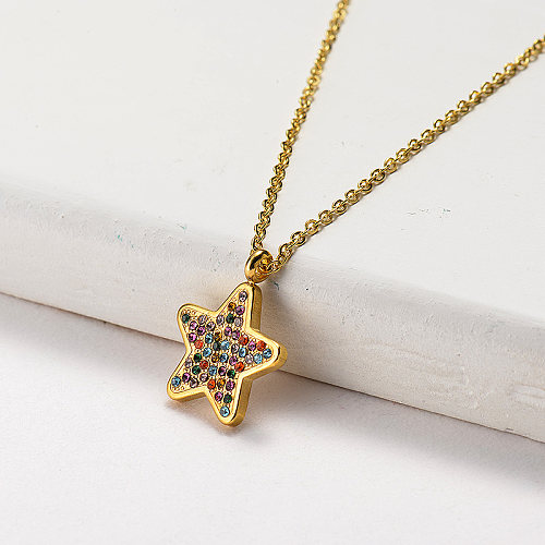 Elegante collar de oro con pentagrama de diamantes