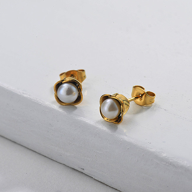 Simple Flower Pearl Stud Earring in Gold Plated