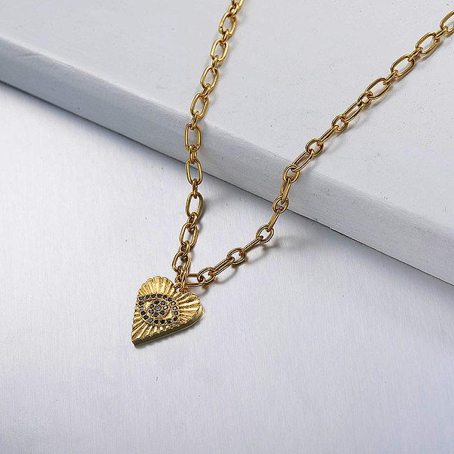Heart-shaped diamond and gold necklace