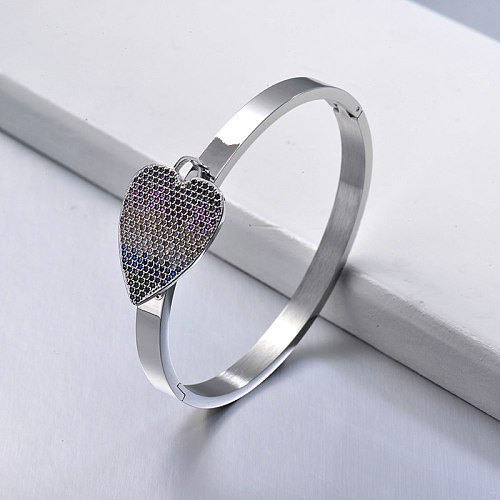 Bracelet solide en acier inoxydable de style simple avec pendentif coeur en zircon coloré