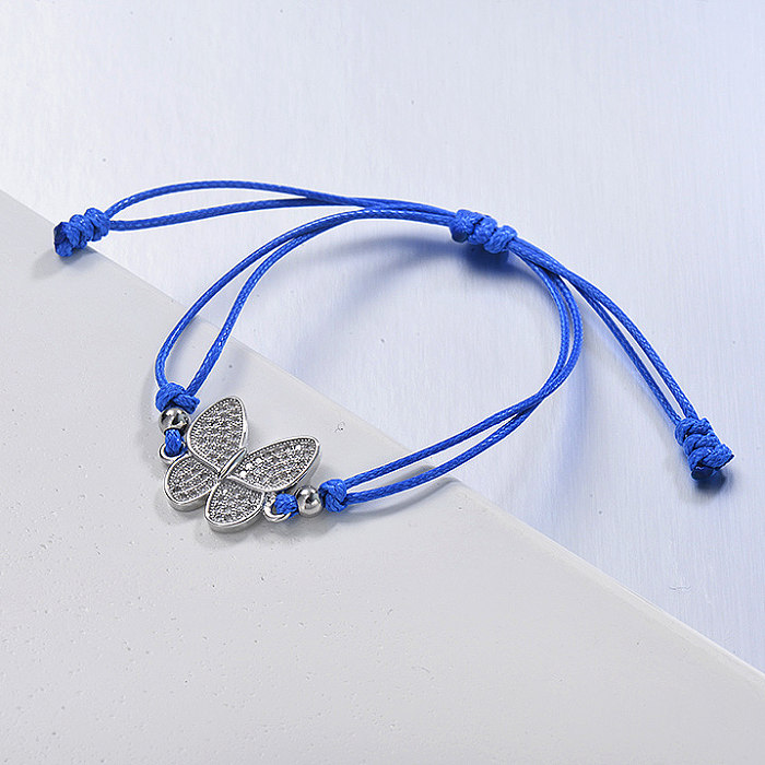 Pandent con forma de mariposa clásica con brazalete de cuero azul con racimo de circonitas