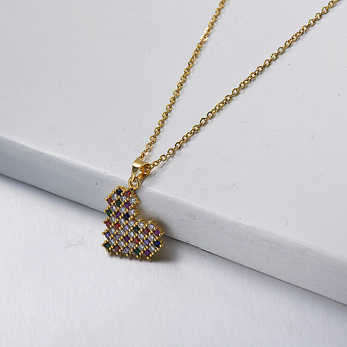 Colar de ouro em formato de coração com diamantes coloridos