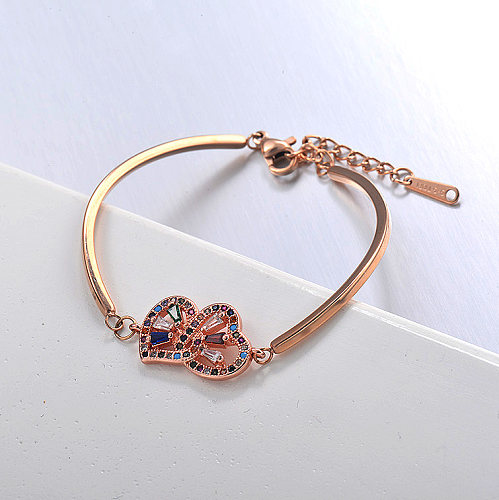 Bracelete aberta de ouro rosa de aço inoxidável com pingente de zircão cor de coração duplo