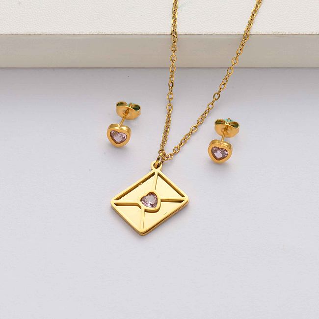 طقم مجوهرات من الفولاذ المقاوم للصدأ مطلي بالذهب عيار 18 قيراط على شكل قلب على شكل ظرف للنساء- SSCSG142-34612
