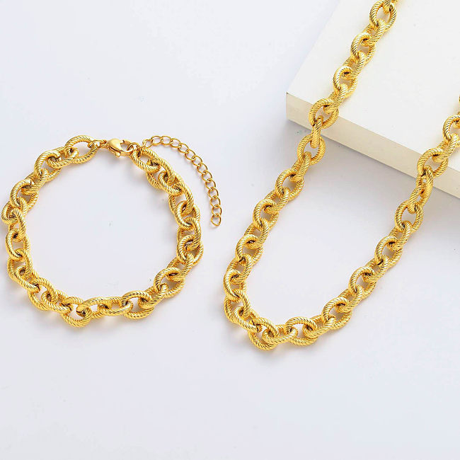 Cadena y pulseras ovaladas grabadas en relieve de acero inoxidable dorado al por mayor para mujer