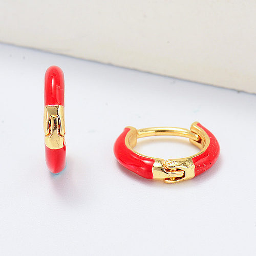 Pendientes de aro mini bañados en oro con esmalte rojo