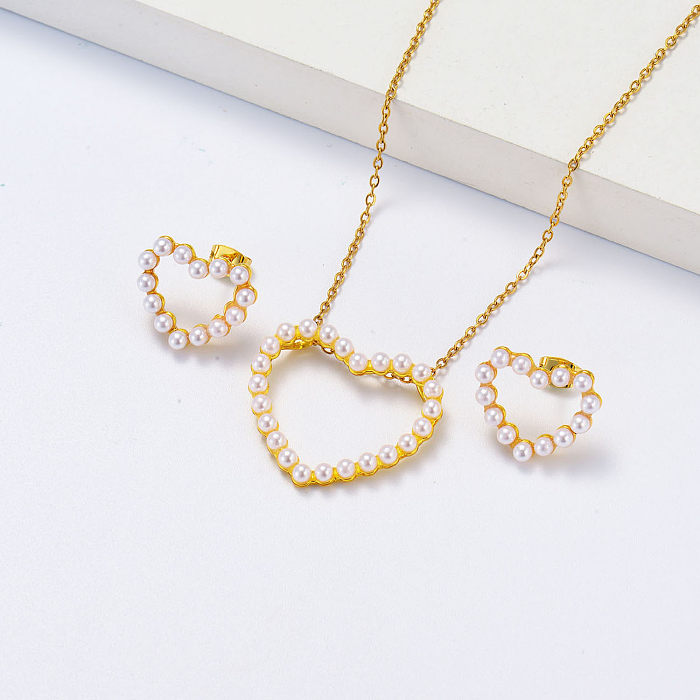 Conjunto clásico de collar y aretes de corazón hueco con perlas completas