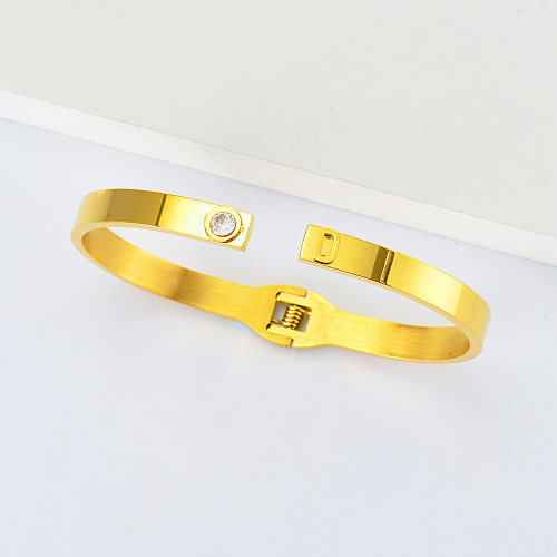 brazalete de acero inoxidable chapado en oro con letra D para mujer