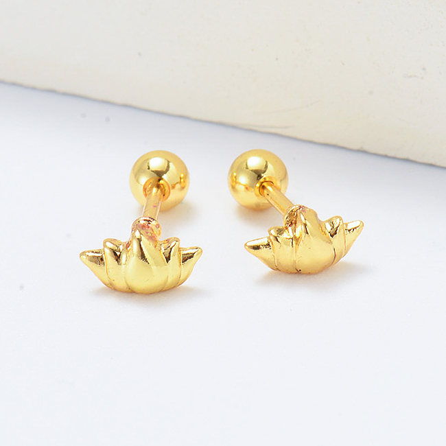 Pendientes pequeños con forma de flor chapados en oro.