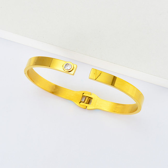 bracelete de punho de letra V em aço inoxidável banhado a ouro