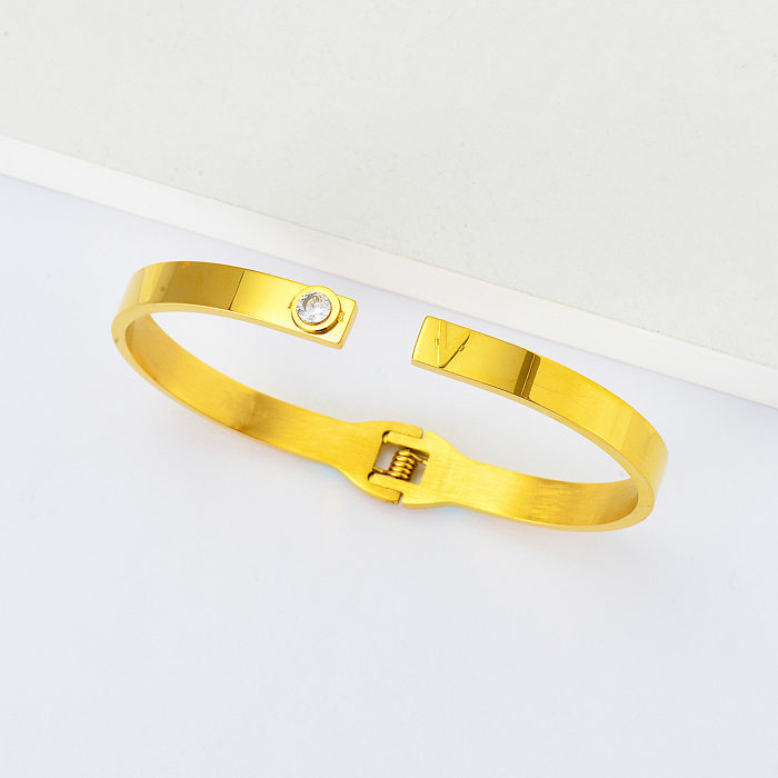 bracelete de punho de letra V em aço inoxidável banhado a ouro