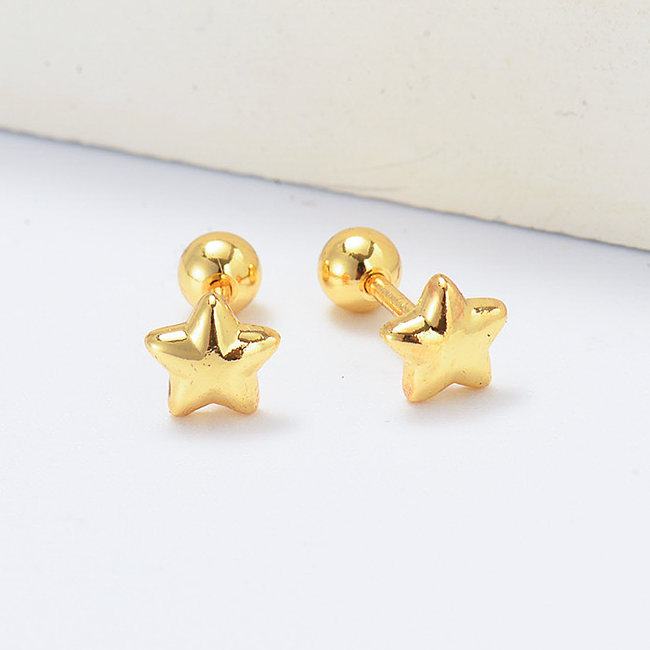 Pendientes pequeños con forma de estrella bañados en oro.