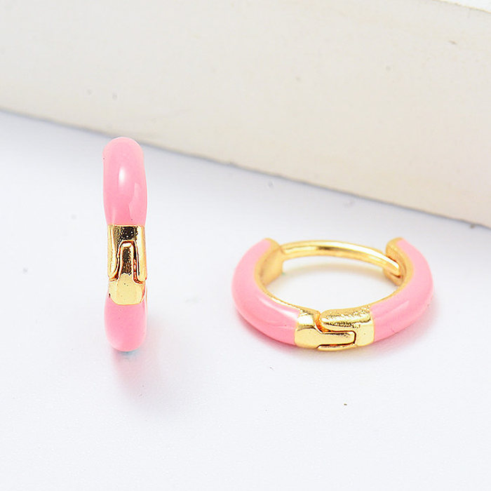 Pendientes de aro mini bañados en oro con esmalte rosa