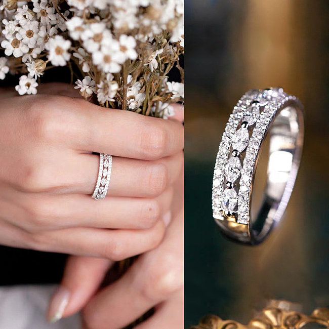 anel de diamante em ouro laminado e zircônias para mulher