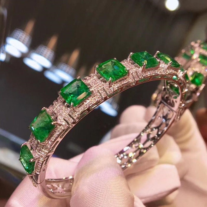 Natürliche Smaragd- und 18 Karat Weißgold-Diamant-Luxusarmbänder für Frauen
