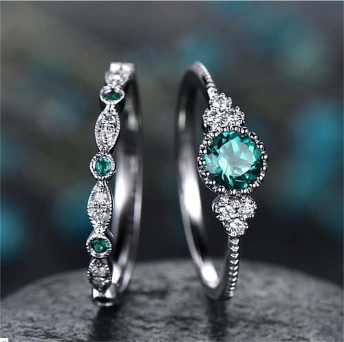 anillos de compromiso de diamantes esmeralda para parejas