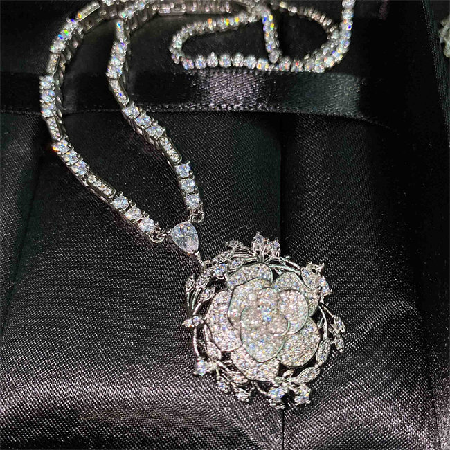 Damen-Halskette mit Rosenblüten und Diamant