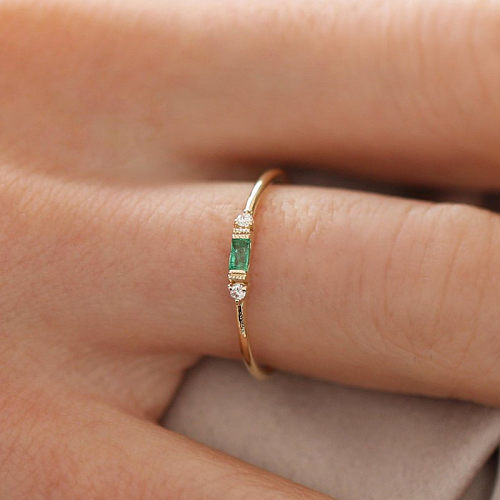 finos anillos de oro rosa con esmeralda para mujer