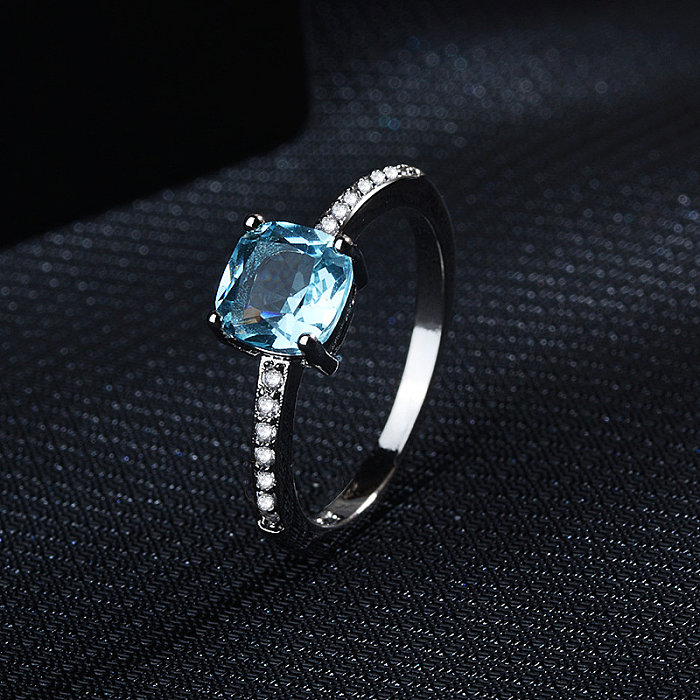 Lujosos anillos de diamantes azules de Londres para mujer.
