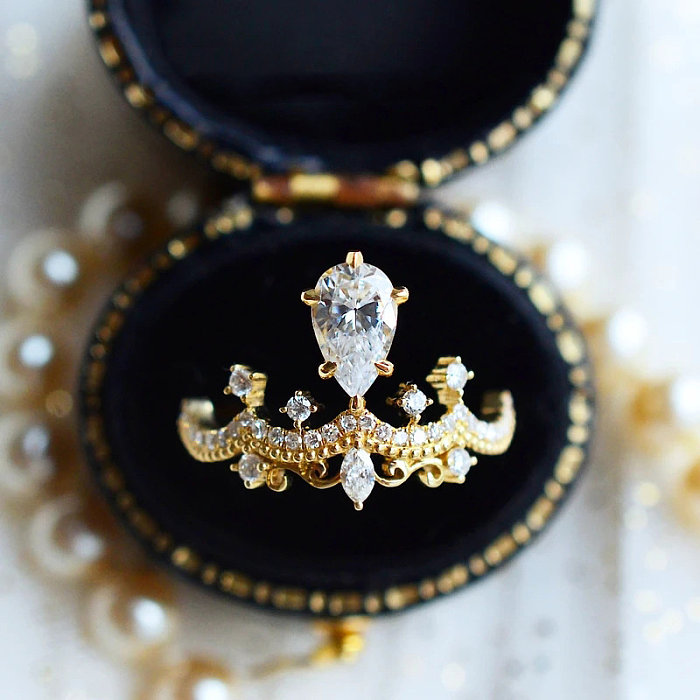 Elegantes anillos de compromiso de diamantes de lujo para mujer.