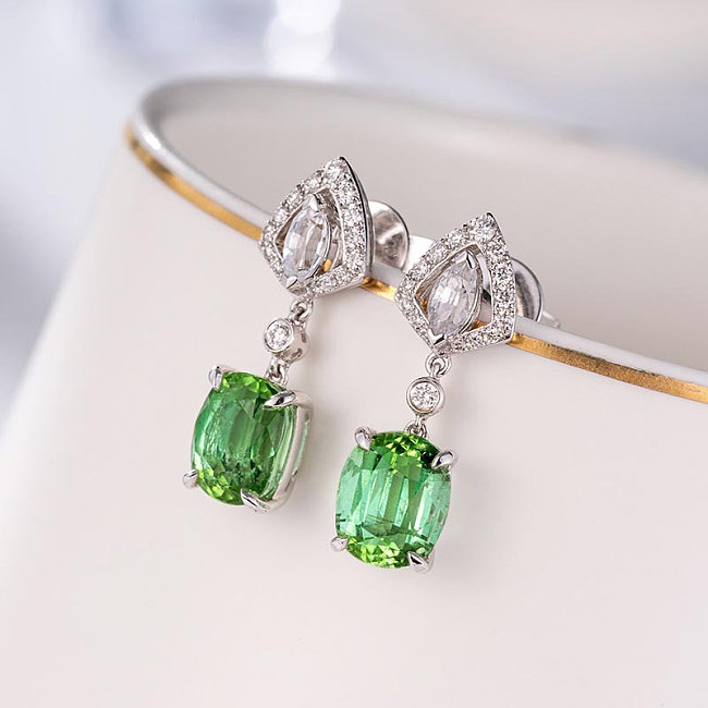 Bonitos pendientes de tuerca de turmalina verde con diamantes para mujer