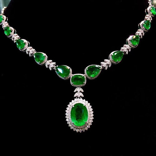 PT950 Weißgold natürliche Smaragd-Mode-Diamant-Halskette für Mutter