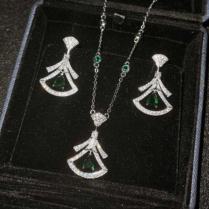 Luxuriöses Set aus personalisierten Diamant-Saphir-Ohrringen und Halskette