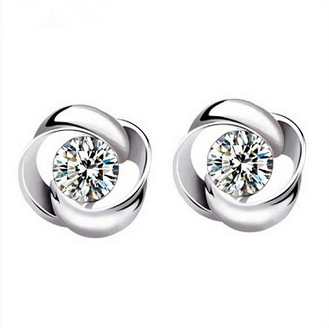 Aretes de diamantes chapados en plata simples para mujer