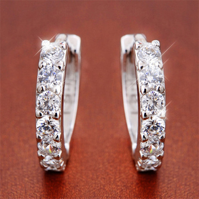 Aretes de diamantes de moda chapados en plata simple para mujer