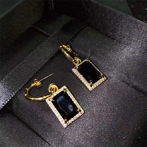 einfache goldene Ohrringe mit schwarzem Stein für Frauen