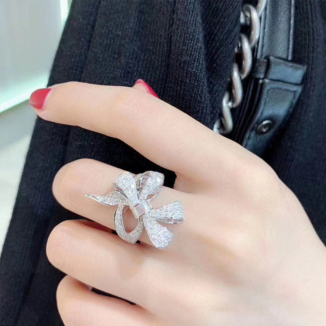 Bonitos anillos chapados en plata con mariposa de diamantes para mujer.