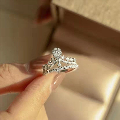 Bonitos anillos de compromiso con corona de diamantes para mujer.