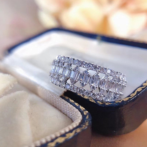 Bonitos anillos de oro de 18 quilates con diamantes para mujer.